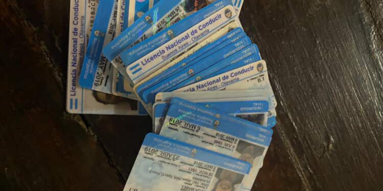Inician causa penal por el hallazgo de licencias de conducir vencidas tiradas en la calle